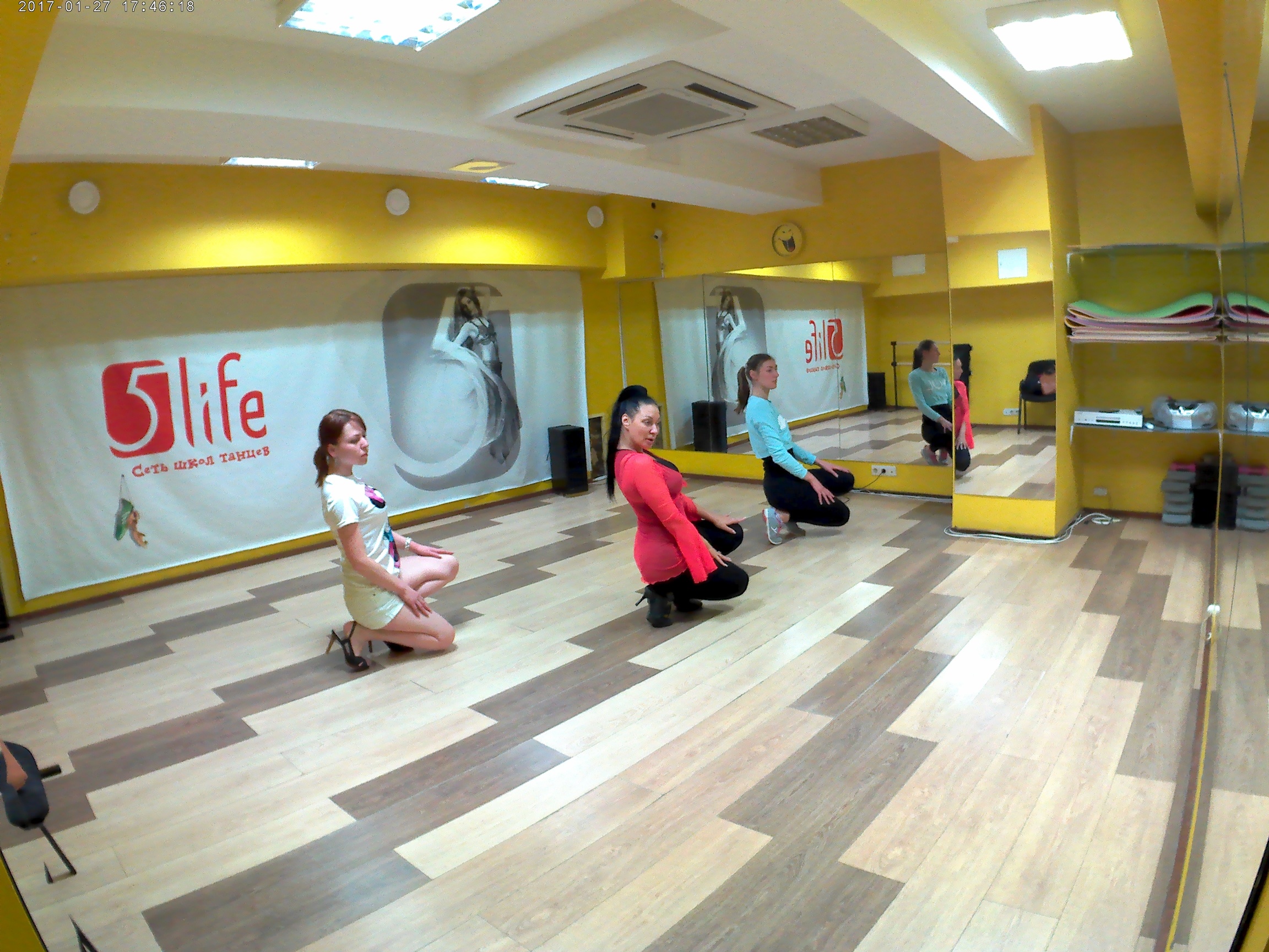 Стрип танцы в группах на занятиях в школе 5Life