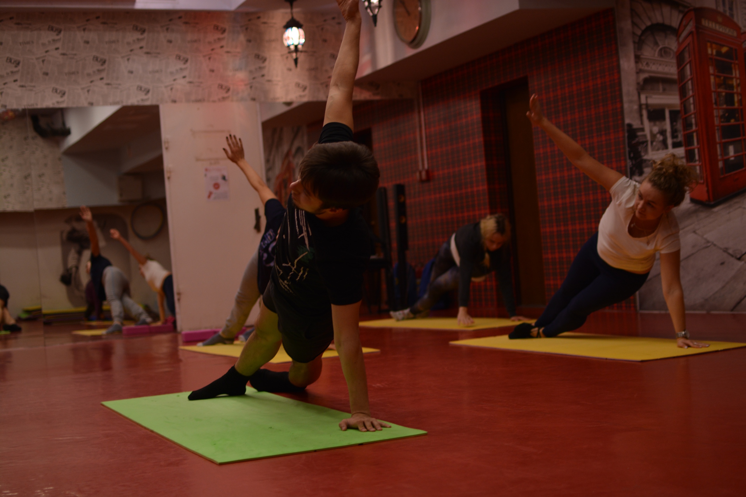 Гимнастика для позвоночника в школе 5Life поможет приобрести красивую осанку 