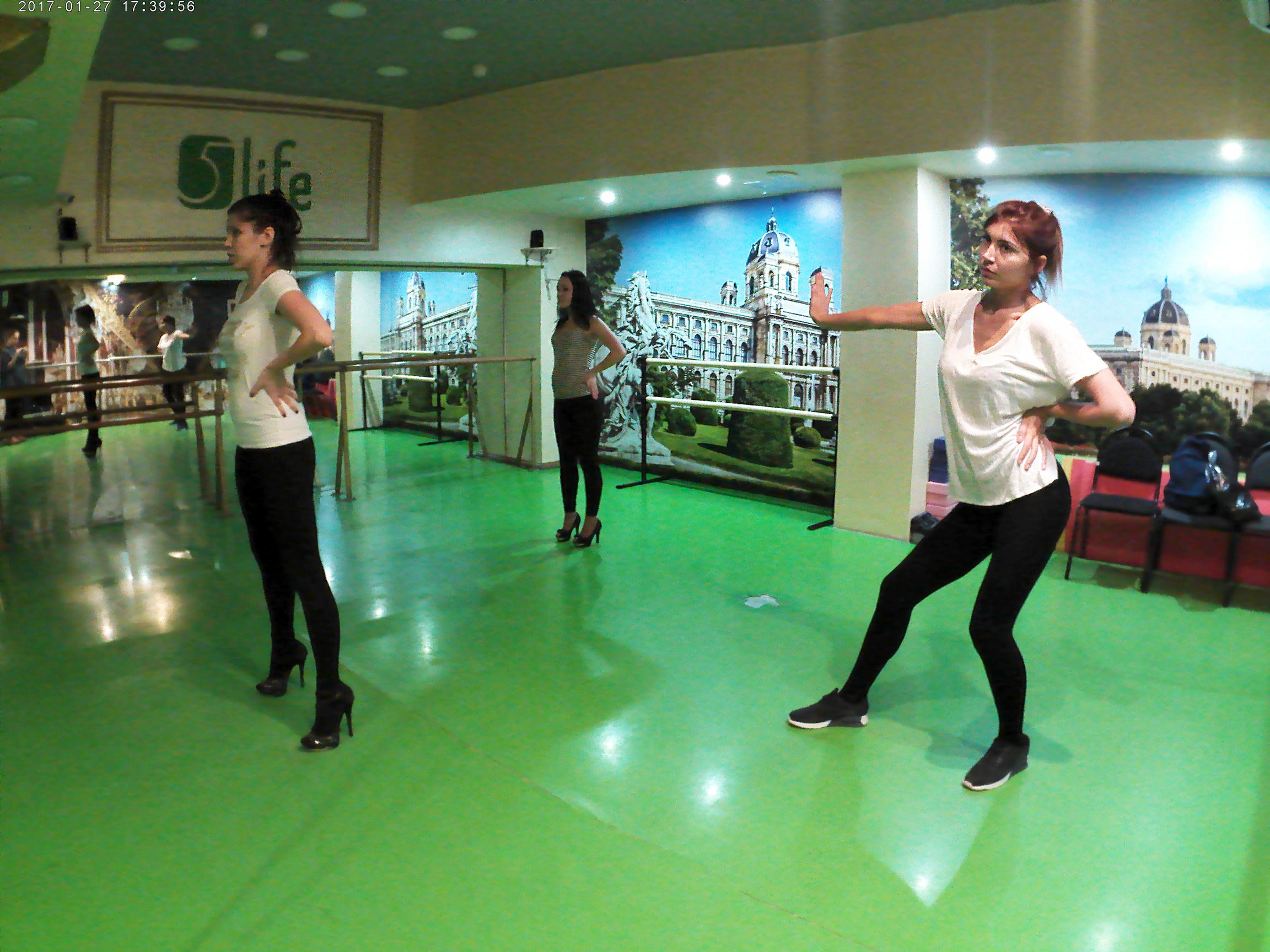 Танцы гоу гоу на каблуках в школе 5Life