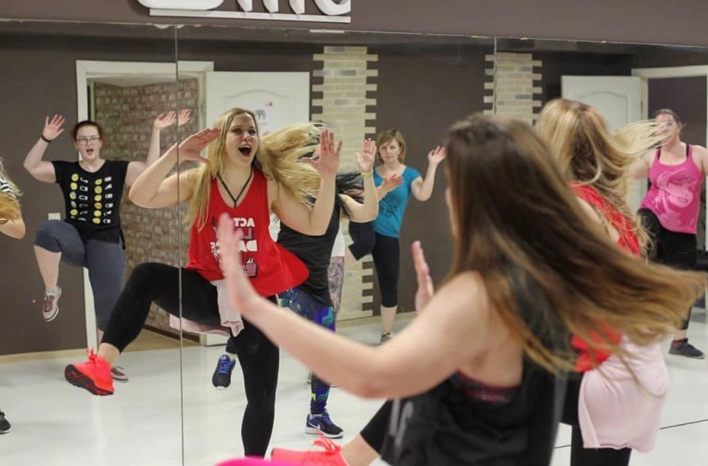 Зумба фитнес для женщин в школе 5Life