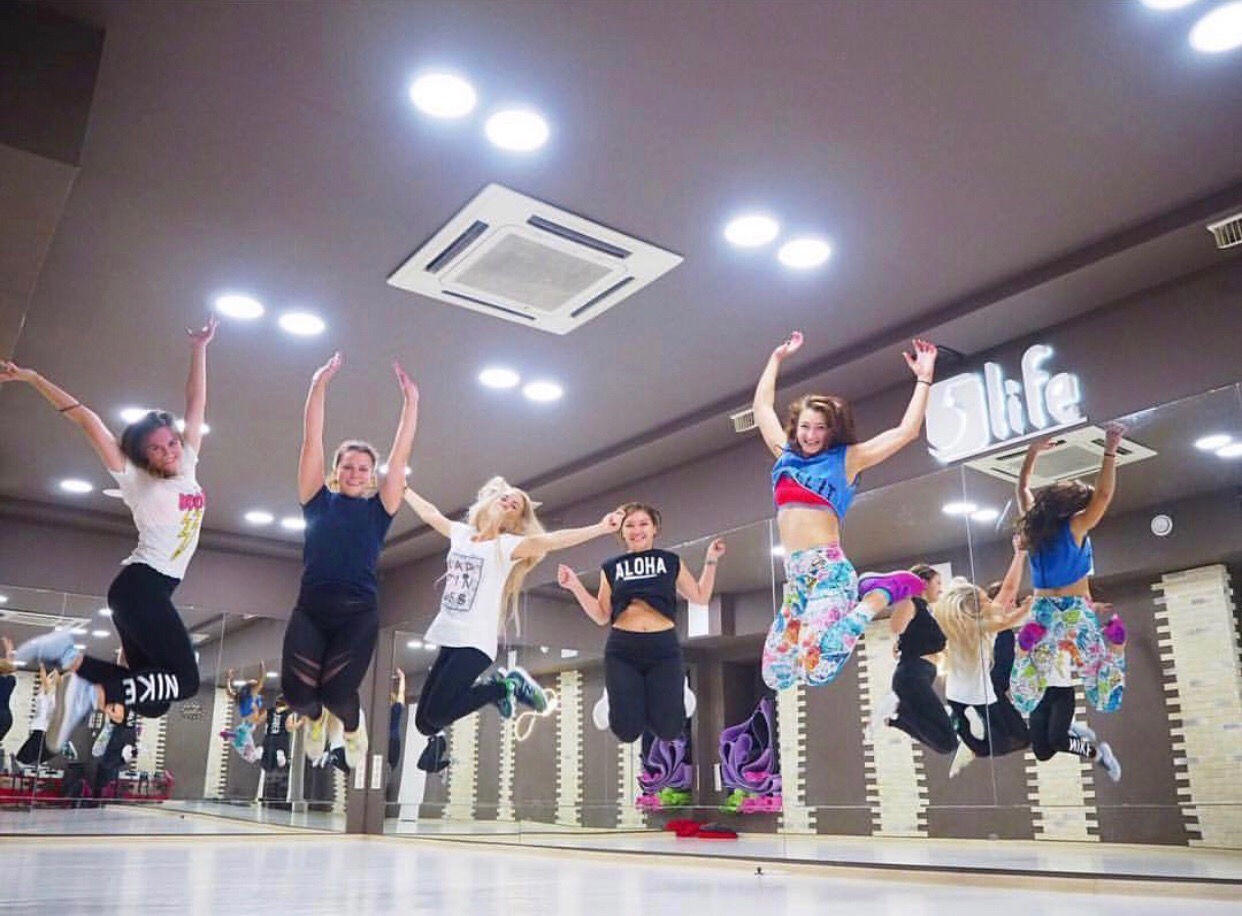 Зумба фитнес уроки для женщин в школе 5Life