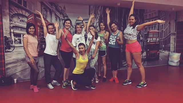 Клубные танцы в школе 5Life поднимут настроение и подарят позитивные эмоции!