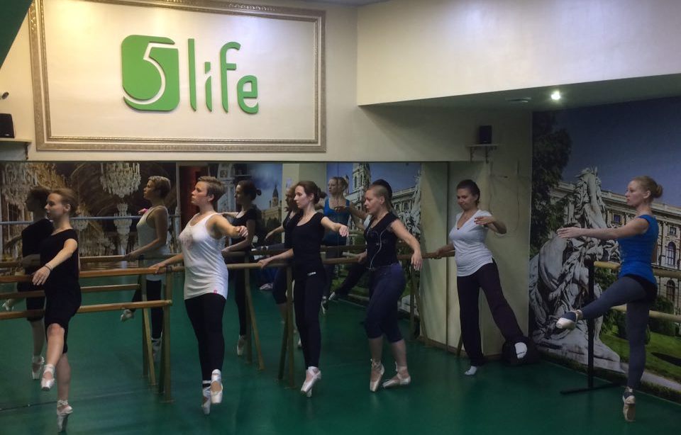 Занятия у станка для взрослых в школе 5Life