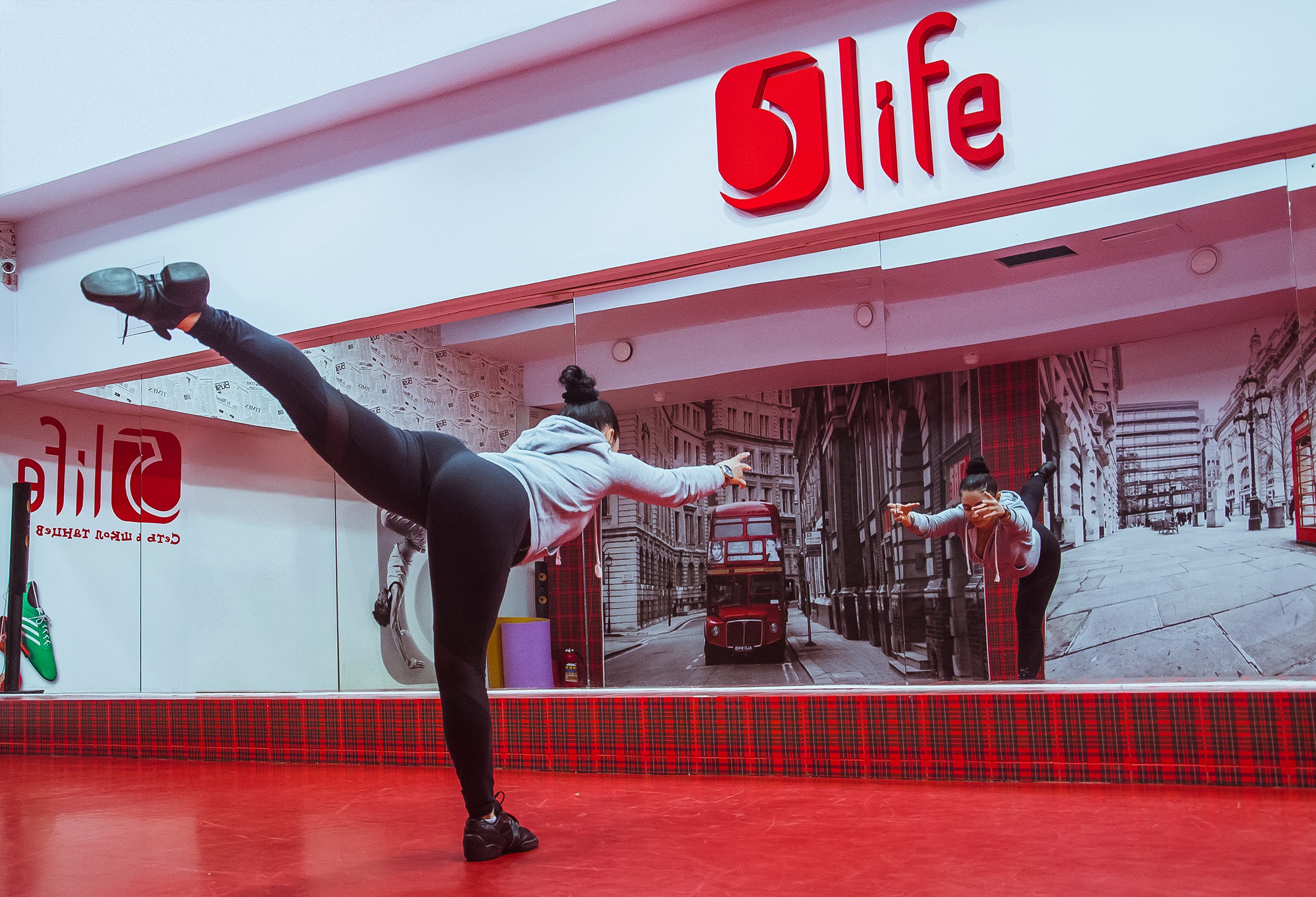 Занятия пилатесом с тренером в школе 5Life