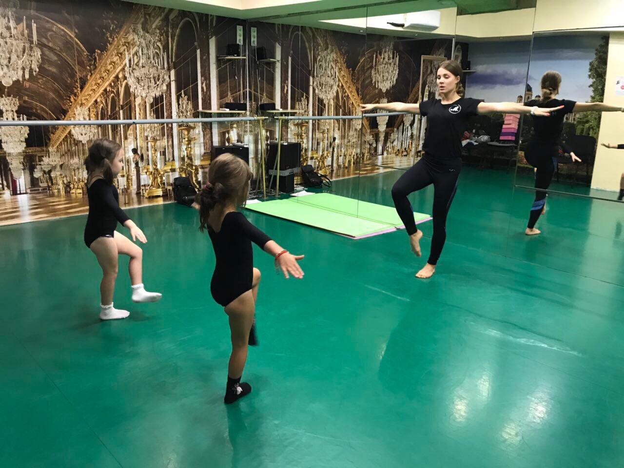 Танцы для девочек в группах в школе 5Life