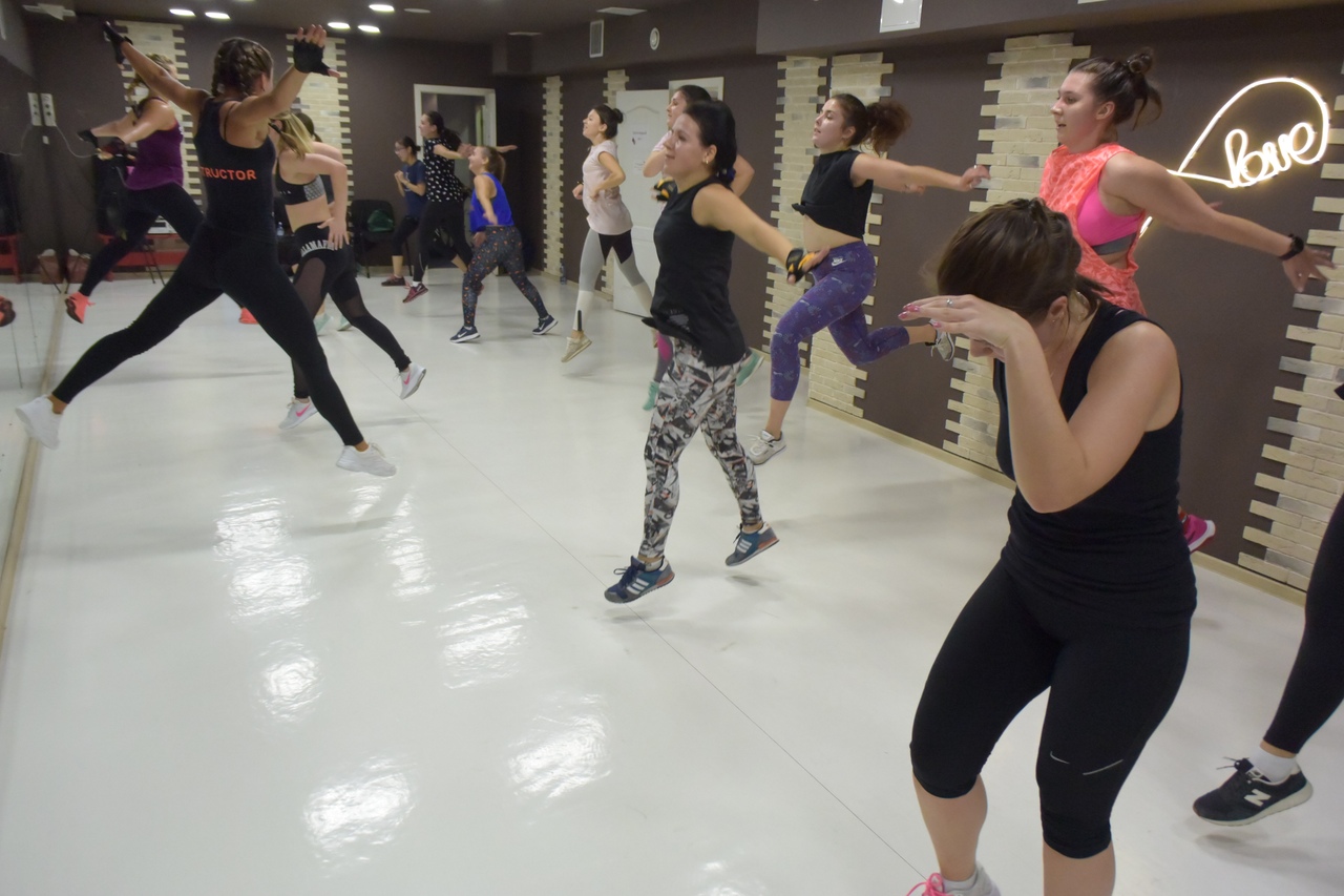 Уроки зумбы для женщин в школе 5Life
